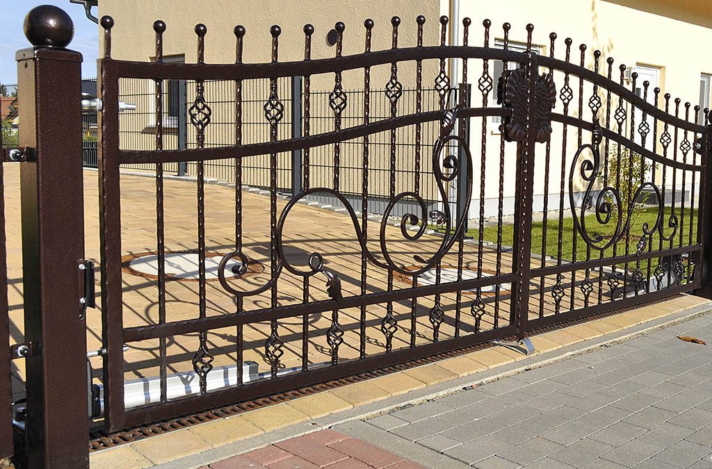 Metallzaun oder Schmiedeeisenzaun? Ein kompletter Vergleich für Hausbesitzer (2025 Guide)