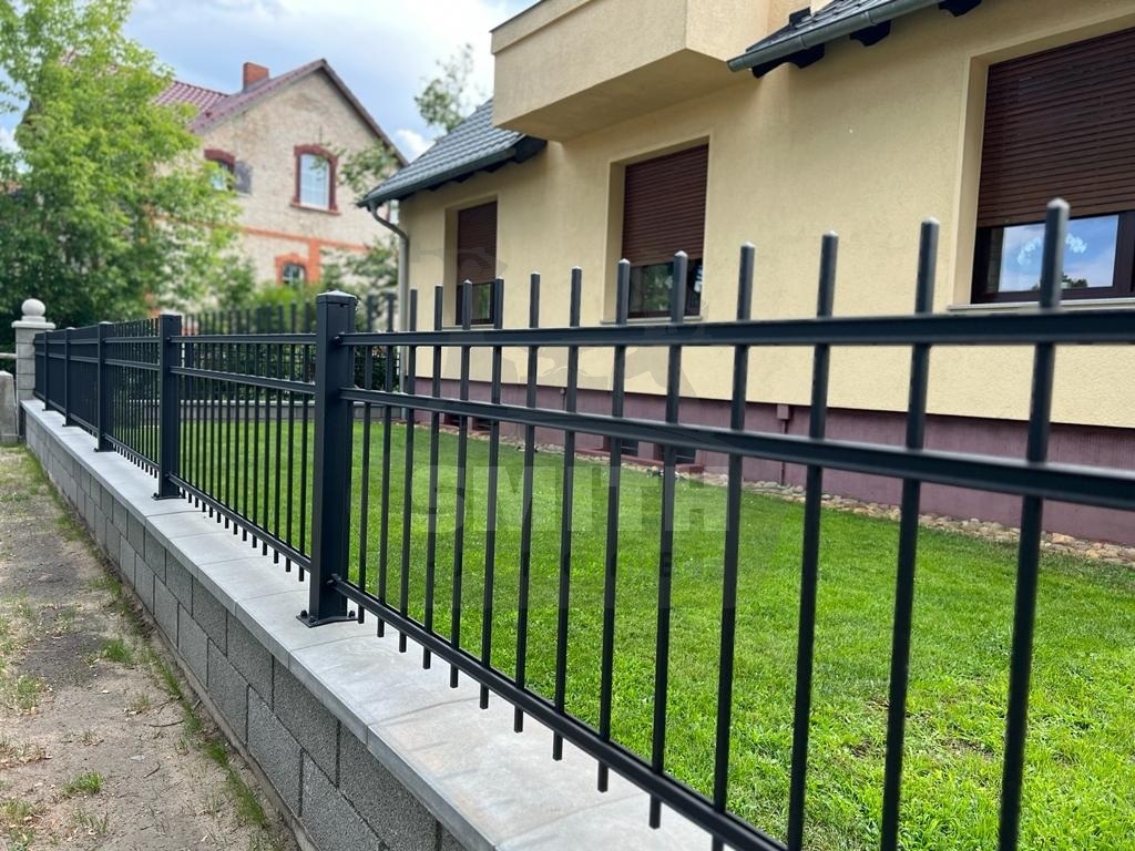 moderner metallzaun in potsdam
