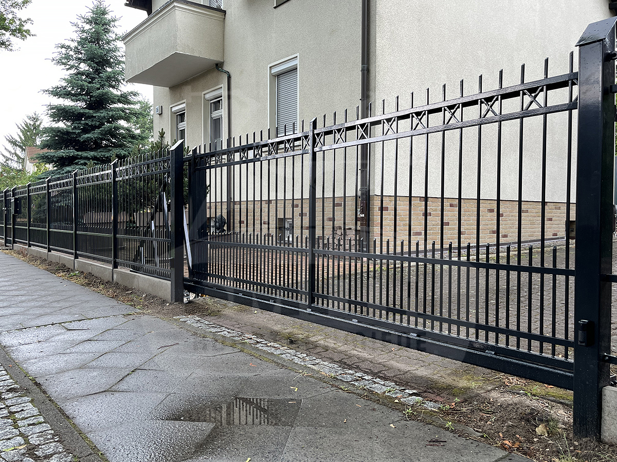moderner metallzaun in oranienburg