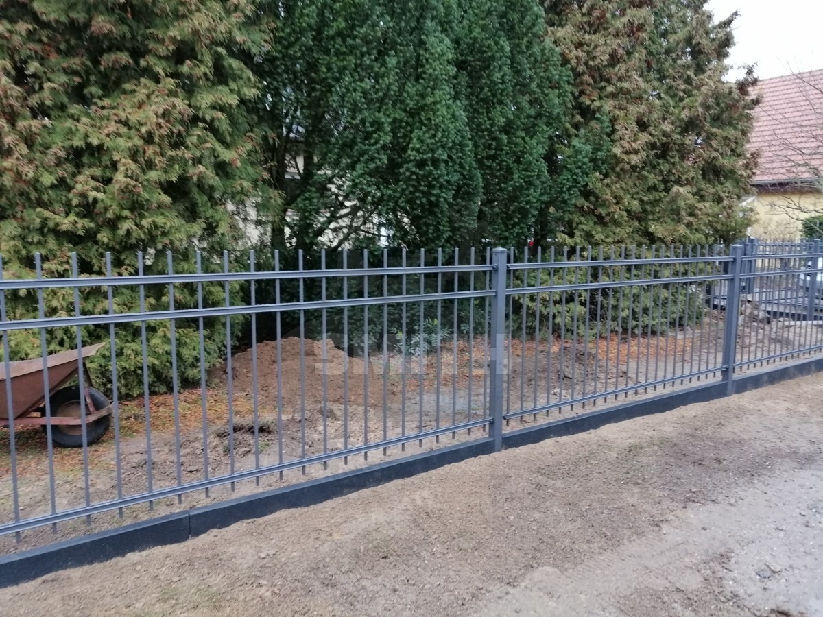 modernes Doppelflügeltor in Anthrazit