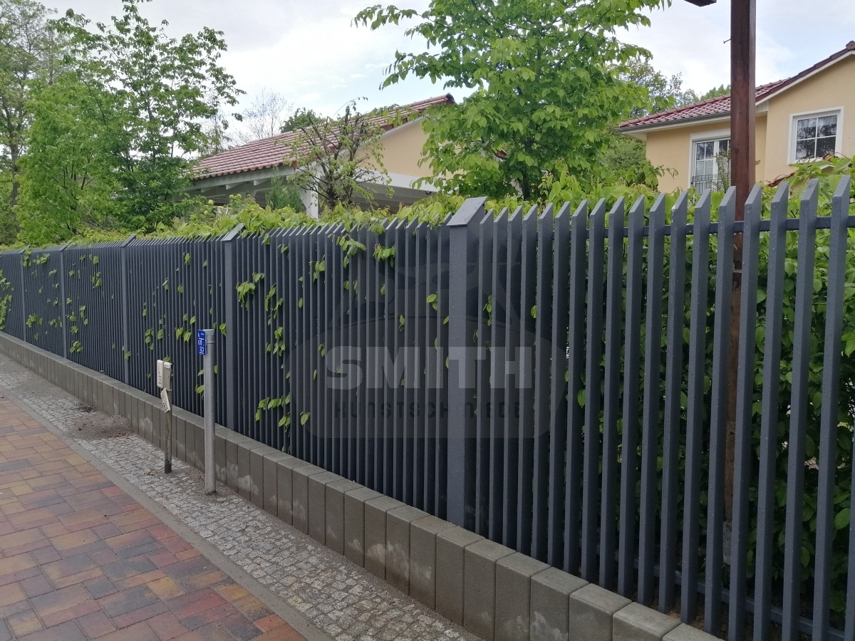 moderner metallzaun in falkensee