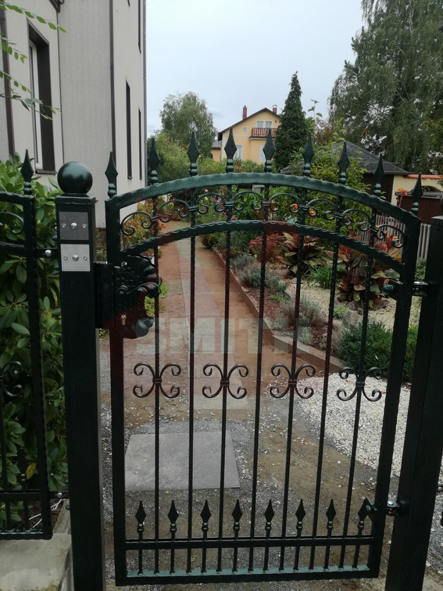 schmiedeeisernes Gartentor mit Ornamenten