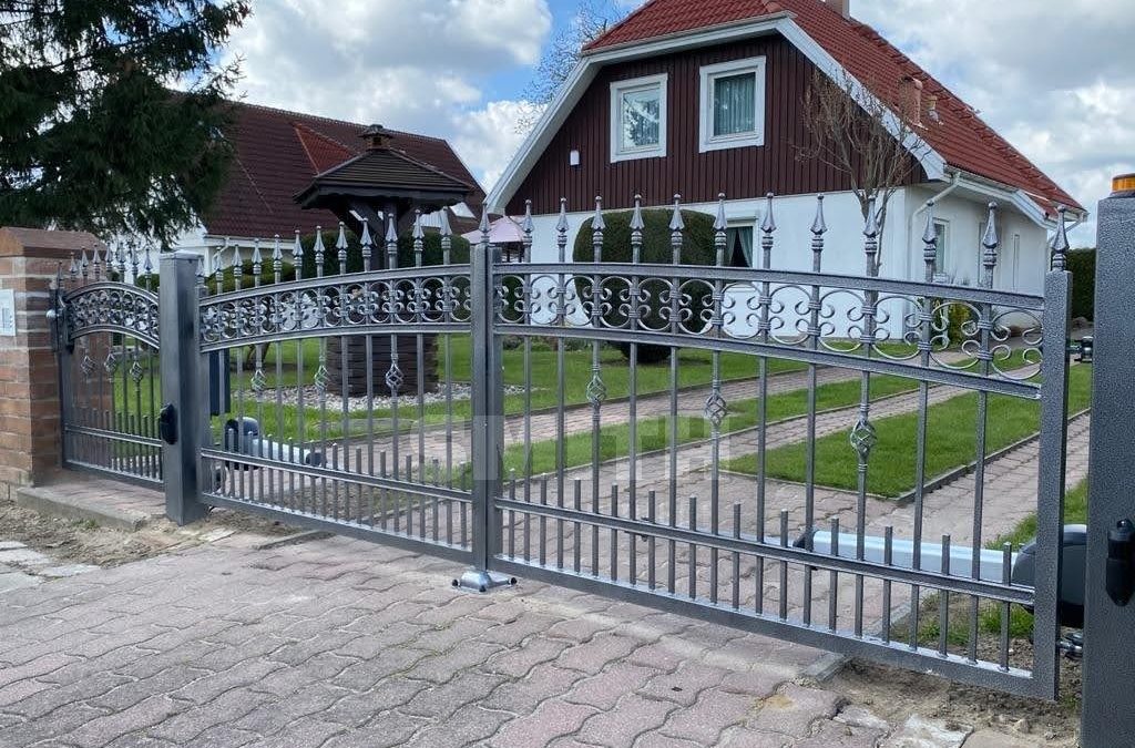 Torantrieb nachrüsten: Voraussetzungen, Antriebsarten, Sicherheit und Kosten