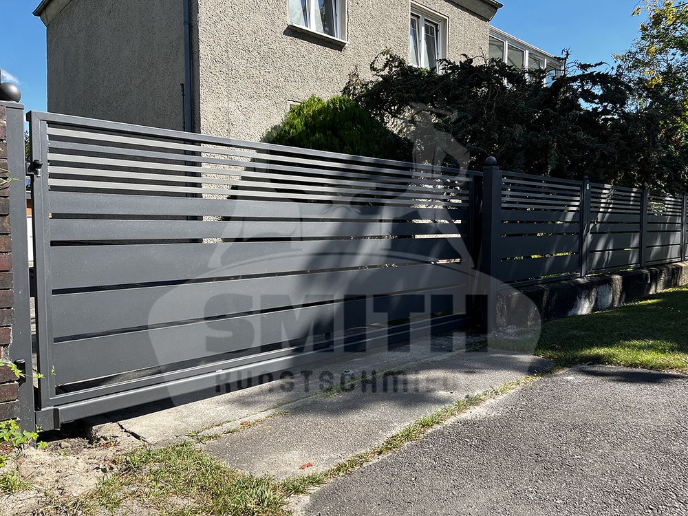 Aluminiumzaun mit waagerechten Lamellen und Schiebetor in Anthrazit Aluminiumzaun mit waagerechten Lamellen und Schiebetor in Anthrazit