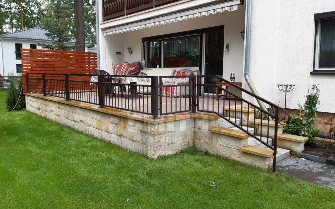 Metallgeländer an Terrasse und Eingangstreppe eines Einfamilienhauses